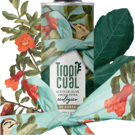 Künstlerische Collage der Tropicual de Sierra Olivenöl-Dose, umgeben von Illustrationen heimischer Vögel, Granatapfelblüten und grünen Blättern auf einem hellblauen Hintergrund.