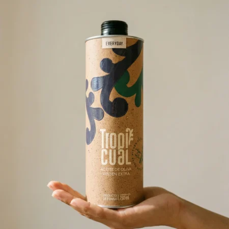 Eine flache Hand balanciert die 750ml Dose Tropicual Everyday Olivenöl. Das Bild veranschaulicht die handliche Größe und das nachhaltige Design der Verpackung vor einem hellen Hintergrund.