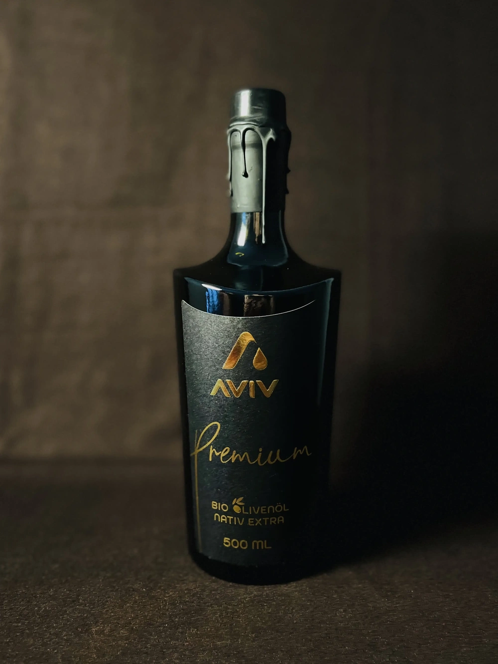 Flasche der früheren Eigenmarke Aviv Premium, von Hand etikettiert