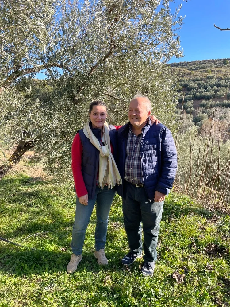 Die Familie Tropicual vor einem Olivenbaum auf ihrer Finca in Andalusien
