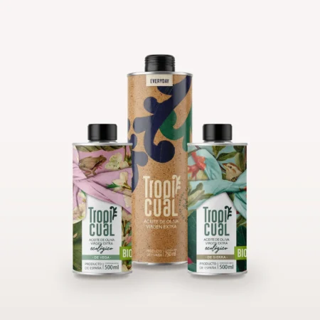 Tropicual De Vega, Everyday und De Sierra als Dreiergruppe auf hellem Grund